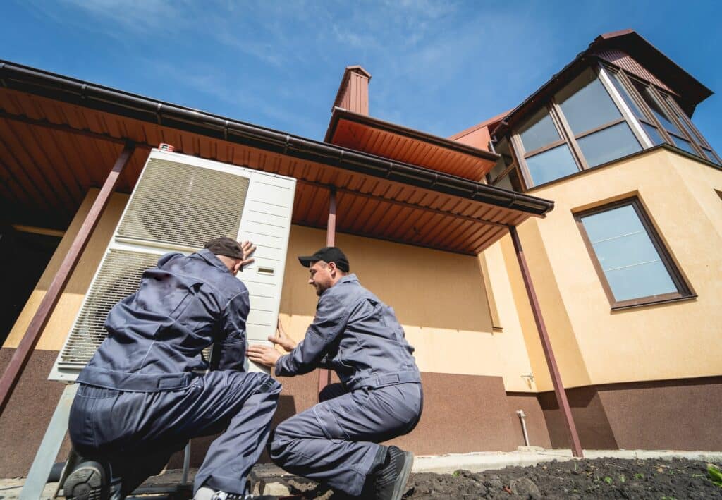 Hommes en formation pompe à chaleur