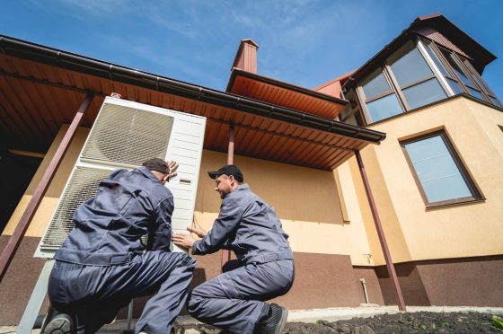Hommes en formation pompe à chaleur