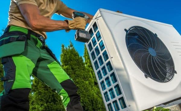 Homme qui pose une pompe à chaleur